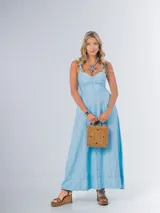 Vestido largo celeste en denim liviano con spandex, de corte amplio y espalda cruzada con drapeado elastizado.