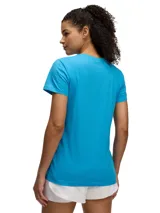 Remera deportiva Under Armour color fucsia con logo blanco estampado en el frente.