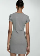 Vestido corto gris de tejido de punto de canalé, manga corta, cuello redondo y cierre parcial con botones.