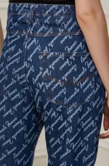 Pantalón de jean azul con estampado de la marca Animale Jeans en color blanco.