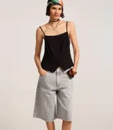 Bermuda femenina confeccionada en jeans color gris oscuro, modelo jorts, con trabillas en la cintura y bolsillos.