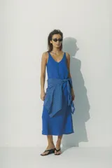 Vestido midi negro de lino con breteles finos y escote en V.