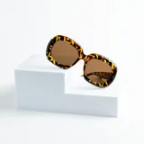 Lentes de sol Benna modelo Uno con montura gruesa de carey y lentes marrones.