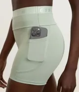 Bermuda deportiva color verde agua, ideal para crossfit, con cintura elástica texturizada con la palabra "GYM".