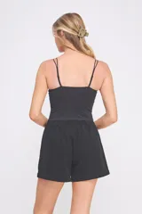 Top color crema de encaje elastizado con breteles finos ajustables, escote en V y copa interna formada.