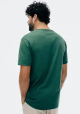 Camiseta de tela flamé color beige, con estampado de hoja en el frente.