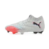 Championes de fútbol Puma Future 8 Ultimate FG, color blanco con detalles en azul, negro y naranja.