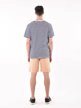Remera de rayas azul y blanca con estampado frontal, de corte clásico y mangas cortas.