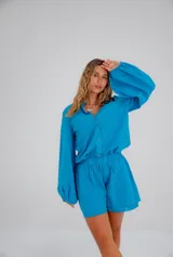 Conjunto de camisa manga globo y short forrado, color celeste.