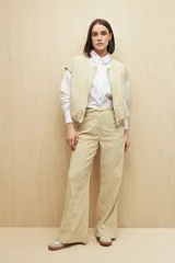 Pantalón de vestir negro de corte recto y tiro medio, con bolsillos laterales y cinturón a tono.