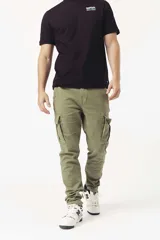 Pantalón cargo color verde oliva, corte slim fit, con bolsillos laterales con solapa y cierre de botón a presión.