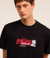 Remera negra de algodón, corte comfort, con cuello redondo y mangas cortas. Estampa frontal y trasera con diseño de automovilismo y lettering.