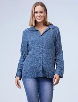 Camisa estampada de lunares en color azul, con cuello tipo solapa y abertura central con botones, de la marca Grand & Greene.