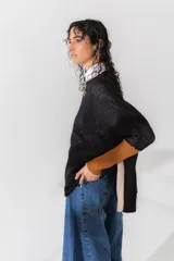 Sweater de punto calado color beige con apliques geométricos en marrón y mangas 3/4.