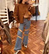 Camisa blanca de lino con mangas abullonadas y cuello mao.