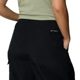 Pantalón negro de corte ancho, con cintura elástica y cordón ajustable. Cuenta con tecnología Omni-Shield™ Release, que repele el agua y las manchas. Tiene un bolsillo con cierre de velcro, aberturas laterales con broches a presión y aberturas reforzadas en los tobillos.
