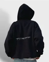 Hoodie negro de felpa con frisa premium, corte boxy y calce amplio. Estampado en serigrafía con la frase "Your way of thinking makes me hot".
