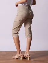 Bermuda color celeste en gabardina elastizada, marca Ruby Rd. Tiro medio, pretina ancha elastizada, bolsillos delanteros simulados y bolsillos traseros aplicados.