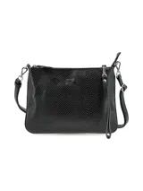 Cartera bandolera negra con textura símil piel de serpiente, confeccionada en cuero. Tiene correa larga regulable, cierre superior con cremallera y logo PQ grabado en el frente.