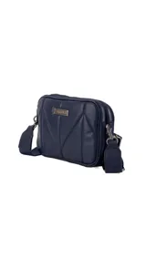 Bandolera color tostado con doble cierre metálico, diseño acolchado con costuras en forma de hoja en la parte frontal y un bolsillo trasero. Incluye una correa de galón ajustable.