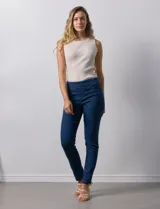 Jegging de algodón marca Erika, color azul denim. Delantero con bolsillos simulados y trasero con bolsillos aplicados.