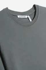 Remera gris de algodón, de corte recto y manga larga.