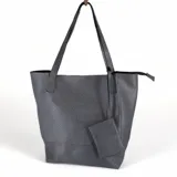 Bolso shopper color beige con textura tipo cocodrilo, doble asa de hombro reforzada, monedero exterior y neceser interior.