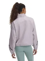 Campera deportiva color lila, de corte holgado, con cierre frontal, cuello alto y bolsillos laterales con cierre.