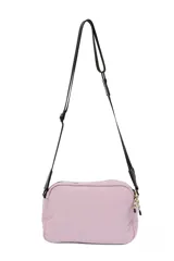 Bandolera color beige con correa negra ajustable, cierre superior y dos bolsillos frontales con cierre.