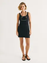 Vestido sin mangas color amarillo pálido, de corte ajustado y largo mini.