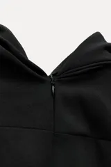 Vestido midi negro de cuello fluido y sin mangas. Detalle de tejido drapeado. Zara Woman Collection.