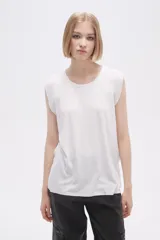Remera negra de viscosa con cuello redondo y mangas cortas con volados.
