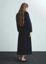 Chaqueta bomber azul marino con cierre delantero con cremallera y cuello redondo.
