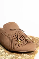 Mules color marrón con detalle de flecos y apliques dorados.
