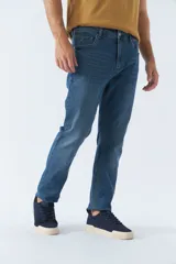 Pantalón jean negro de corte recto, tiro medio, con logo bordado y presillas para cinturón.