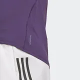 Remera de running Adidas Adizero Essentials para hombre, color violeta. Confeccionada en tejido entrelazado de poliéster reciclado con tecnología AEROREADY que absorbe el sudor. Presenta un ajuste ceñido, cuello redondo y el logo de la marca en el pecho.