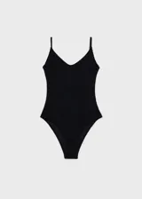 Traje de baño entero negro con textura y tirantes finos.