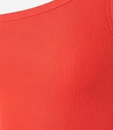 Blusa de rib color marrón, con escote asimétrico de un solo hombro y doble asa.