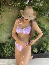 Conjunto de bikini con estampado animal print en tonos lila y blanco. El corpiño es de corte clásico con tirantes finos y la bombacha es de corte bajo.
