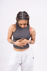 Top corto color marrón topo, de corte ajustado y breteles anchos.