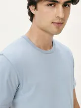 Remera azul marino de corte slim y mangas cortas.