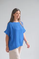 Remera azul francia de lino italiano, con escote redondo y mangas cortas con detalle desflecado.