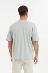 Remera celeste de corte recto y mangas cortas.