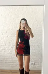 Vestido corto negro con estampado de flores rojas, confeccionado en microtul forrado.