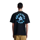 Remera negra de algodón con estampado pequeño en el pecho con el logo de la marca en color celeste.
