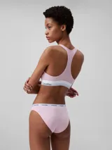 Conjunto Calvin Klein de top deportivo y tanga color rosa claro, con banda elástica blanca con logo de la marca.