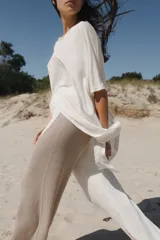 Poncho blanco de lino con cuello redondo y mangas 3/4.