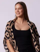 Kimono tejido con estampado geométrico en tonos rosa y verde, con terminación de ruedo con borlas verdes.