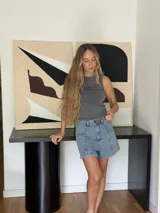 Short de jean celeste, de tiro alto y corte semi baggy.