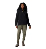 Campera polar Columbia color crema, con cierre frontal completo, cuello alto, bolsillos laterales y bolsillo en el pecho con cierre de velcro.